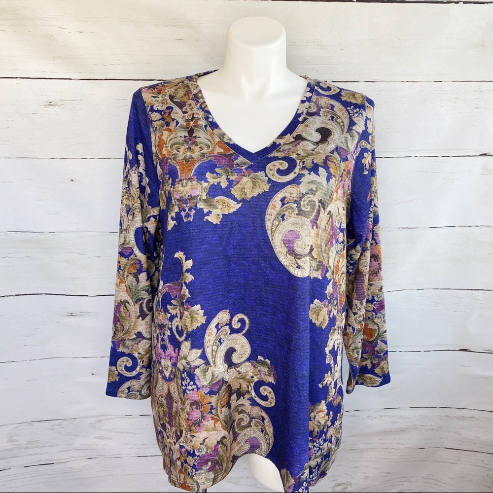 NWT B.L.E.U Floral Geometric Swirl V Neck Top